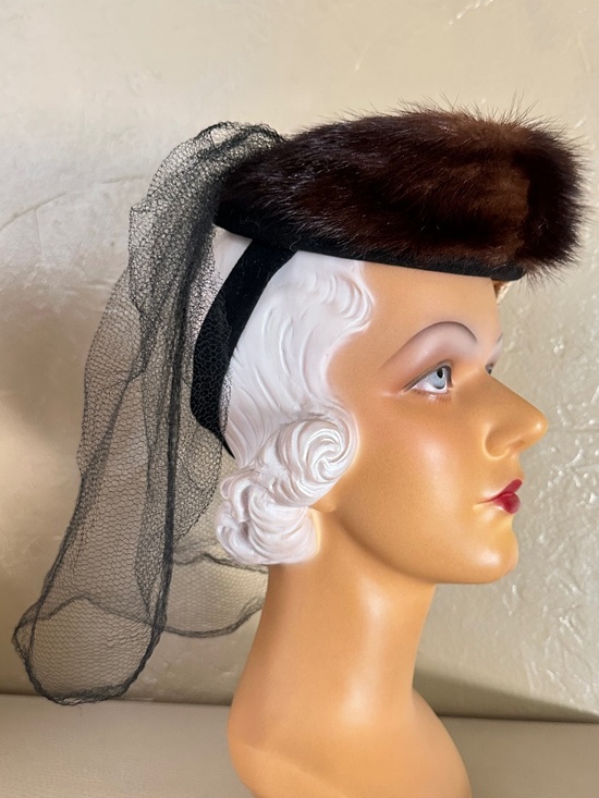 EXQUISITE 1940\'S BLACK FELT & MINK TILT HAT + FABRIC ROSES, STEMS & FULL VEIL